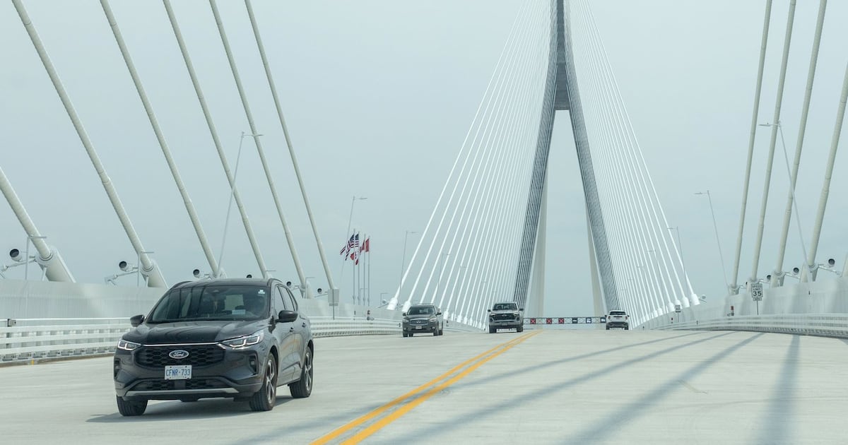 Photo: noovo.info Des véhicules traversent le pont international Gordie-Howe International à Windsor, en Ontario, le lundi 27 juillet 2026