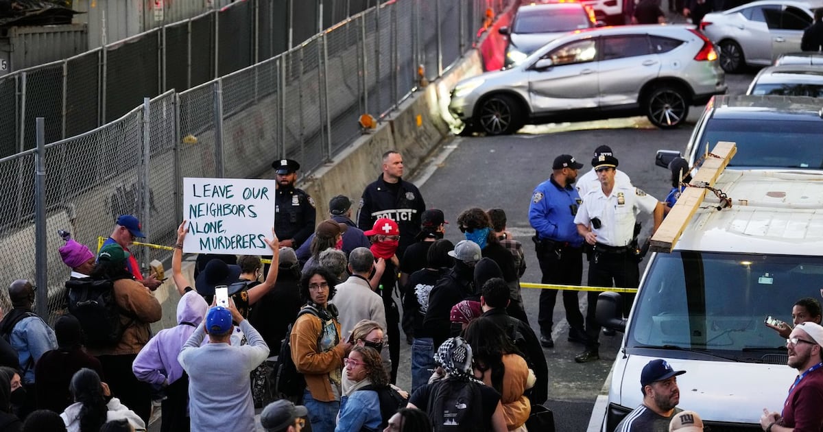 Photo : Noovo Info Des personnes se rassemblent près de la scène où un homme a été atteint par balle d'un agent de l'ICE, une manifestante