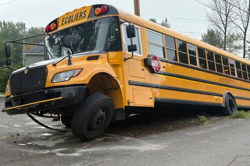 Un autobus scolaire avec des élèves à bord fait une sortie de route à Lévis