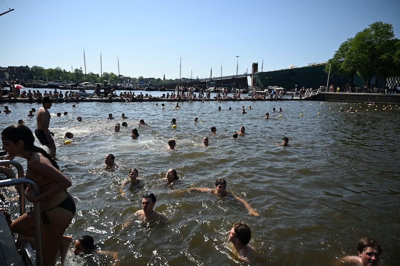 Des gens se baignent dans un canal à Amsterdam, aux Pays-Bas, jeudi 25 juin 2026.