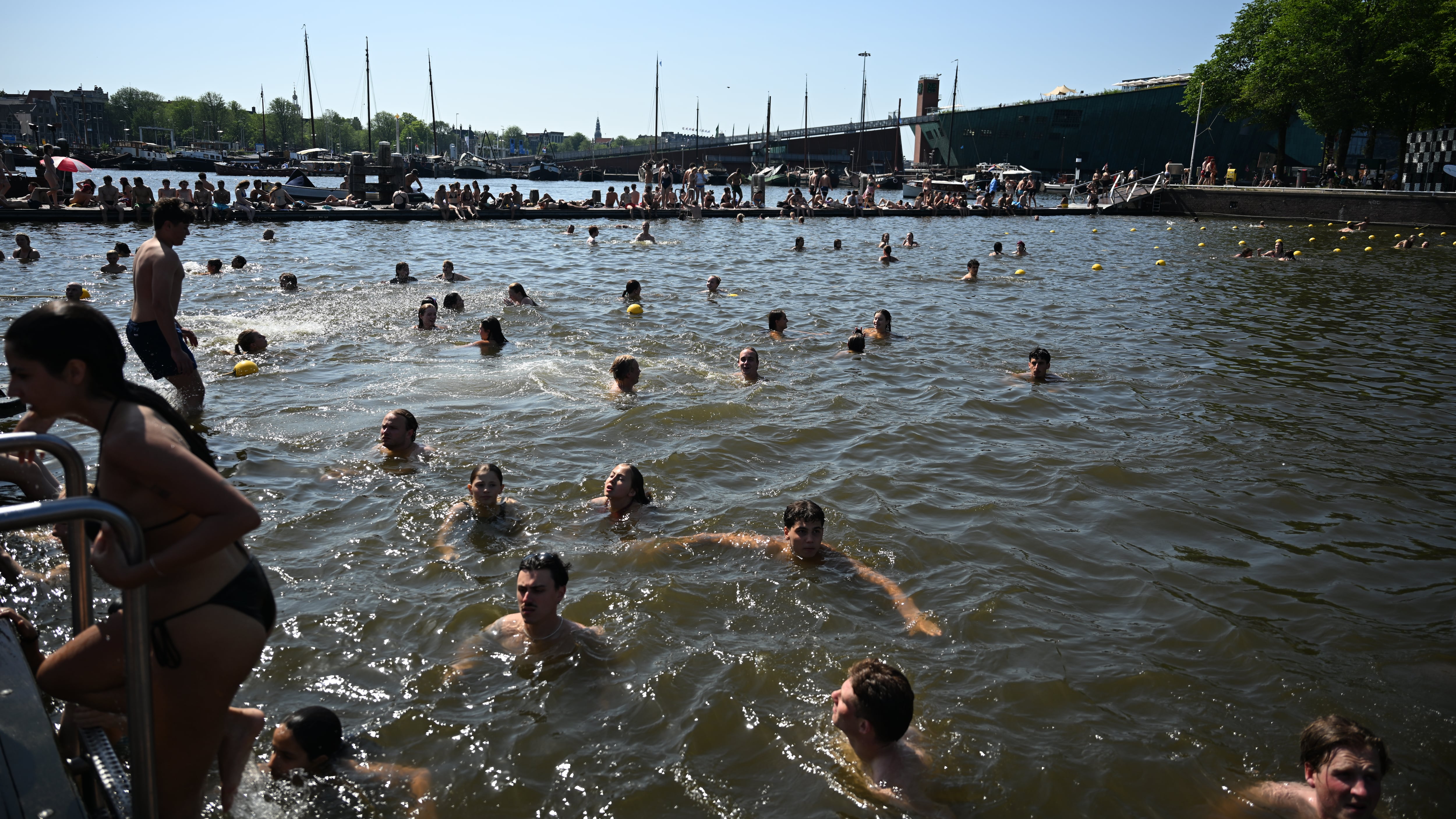 Des gens se baignent dans un canal à Amsterdam, aux Pays-Bas, jeudi 25 juin 2026.