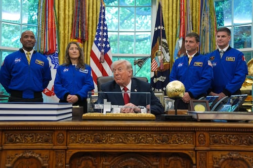 Trump remet une médaille d’honneur au Canadien Jeremy Hansen et aux autres astronautes d’Artemis II