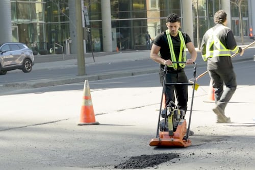 Un entrepreneur décide de colmater gratuitement les pires nids-de-poule de la région de Montréal