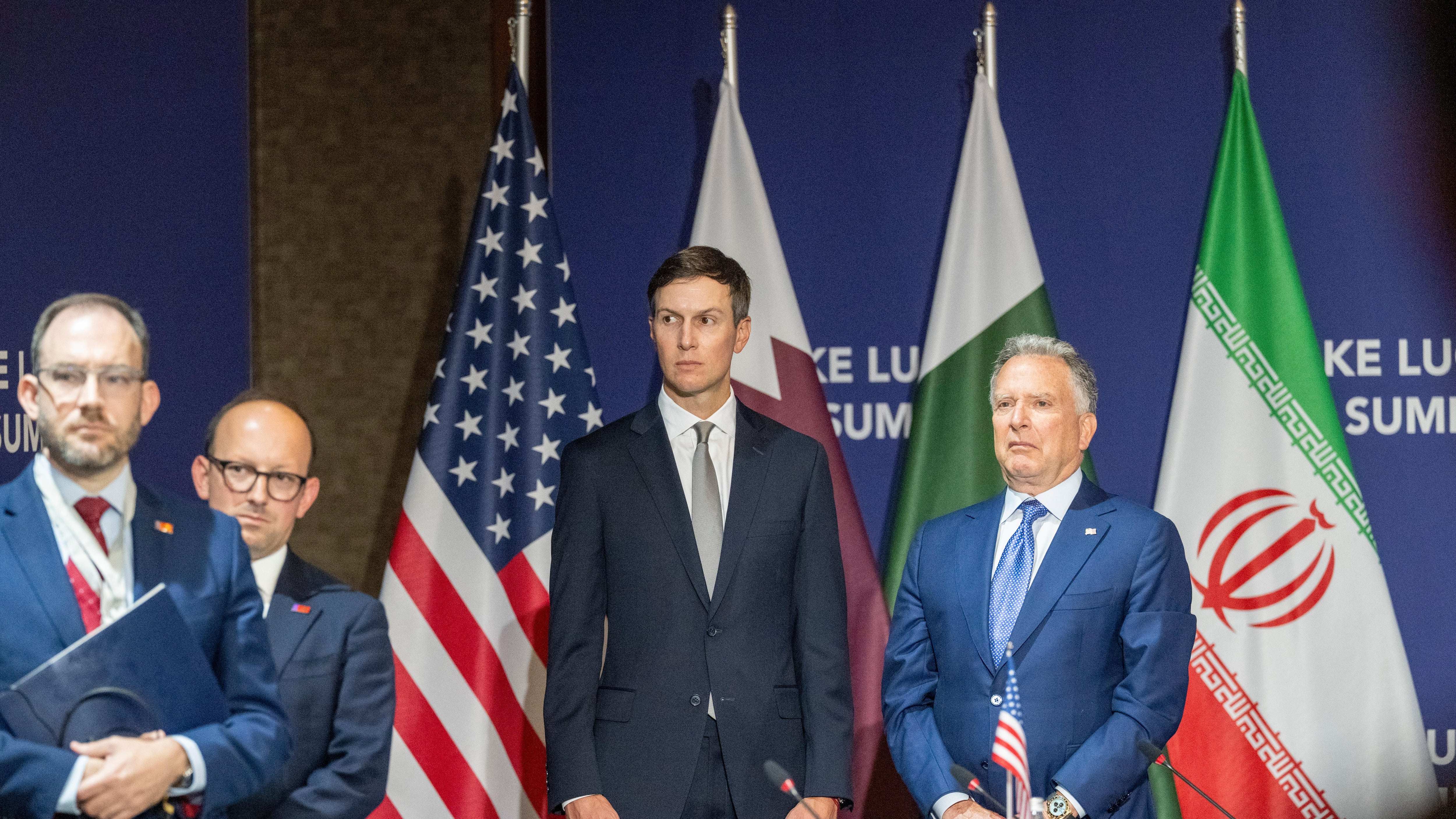 Les émissaires de Trump, Jared Kushner (au centre) et Steve Witkoff (à droite), lors du Sommet du lac des Quatre-Cantons, au centre de villégiature Buergenstock à Obbuergen, près de Lucerne, en Suisse, le dimanche 21 juin 2026.