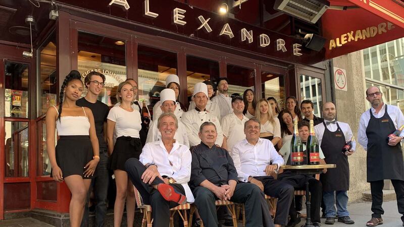 Alain Creton (devant), propriétaire du restaurant Chez Alexandre et président de l'ARCPeel et son équipe. Photo non datée.