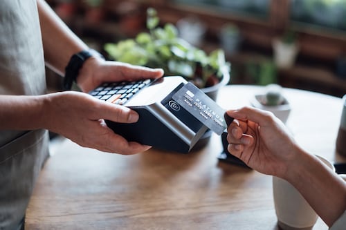 Pourboires: que faire lorsque leur augmentation pèse sur un budget déjà serré