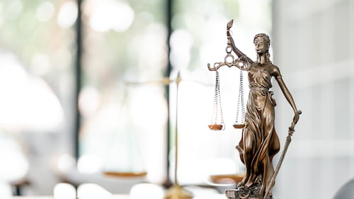 Le polyamour gagne du terrain, mais le système juridique peine à suivre le rythme