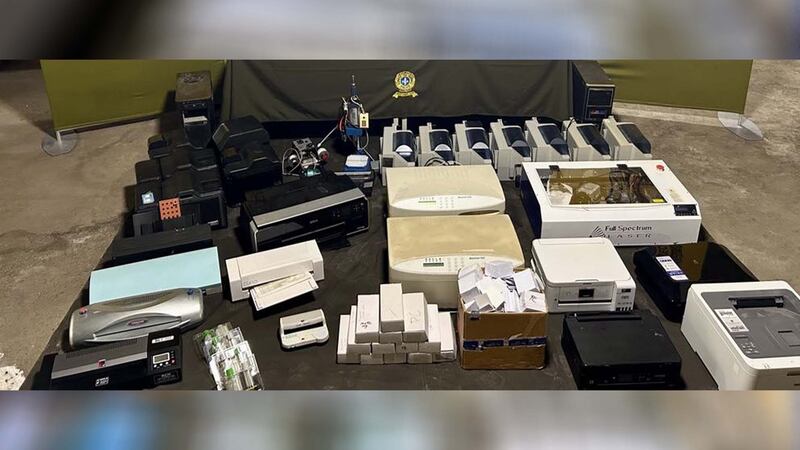 Objets saisis par la SQ lors du démantèlement d'un laboratoire clandestin de fabrication de faux documents sur la rue Chabanel à Montréal en mars 2025.