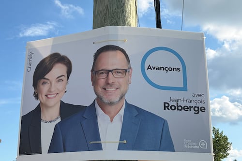 Les pancartes électorales apparaissent sur les poteaux du Québec