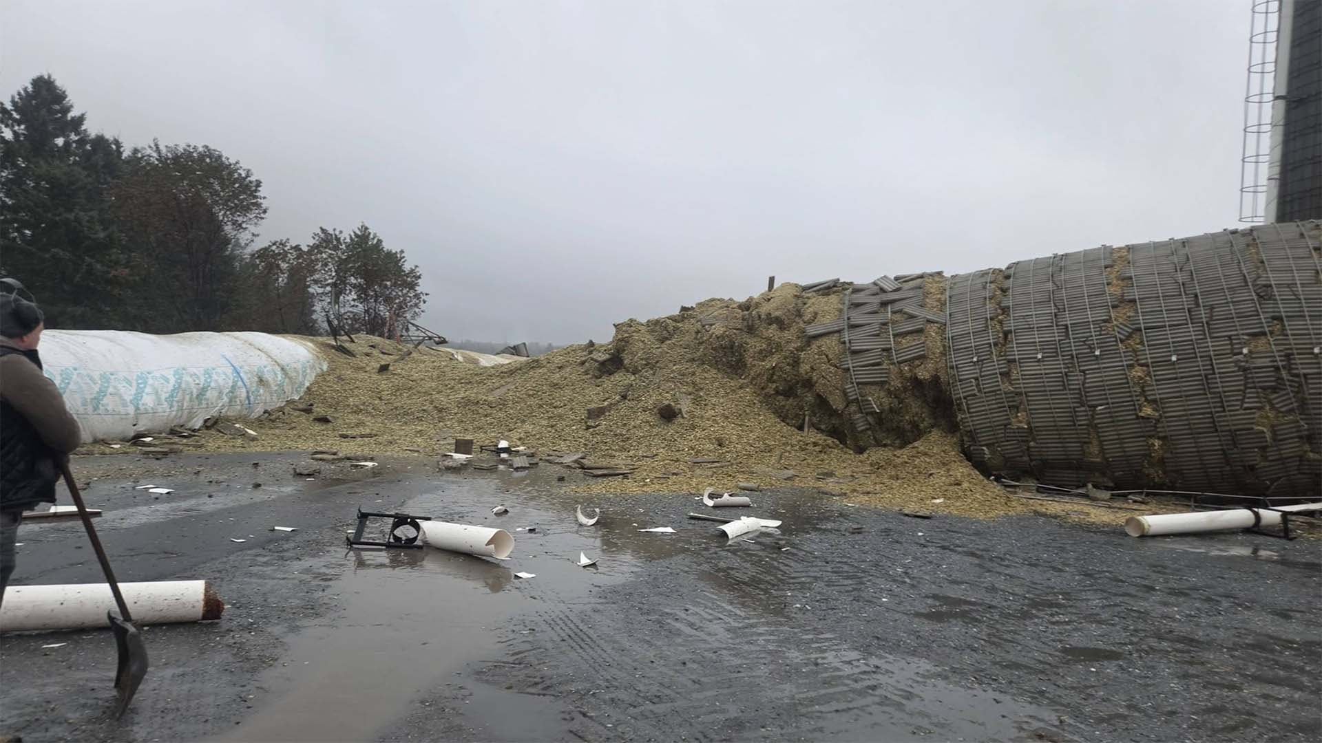 Un énorme silo à grains, contenant de 150 à 200 tonnes de maïs, s’est effondré jeudi sur les terrains de la ferme Marijo à Sainte-Marie, en Chaudière-Appalaches.