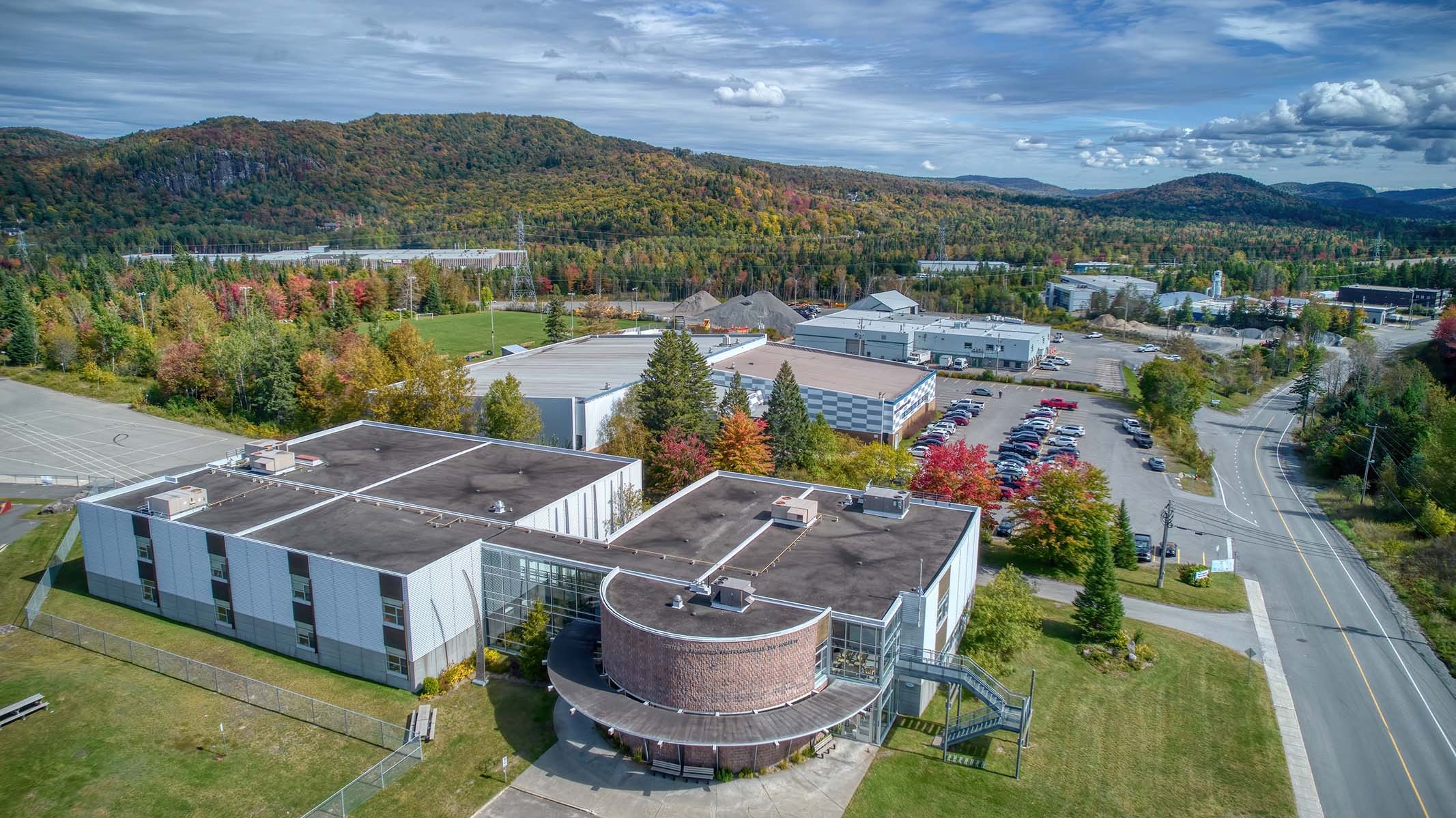 Le CSS des Laurentides regroupe ses services d'éducation aux adultes de Mont-Tremblant et Ste-Agathe-des-Monts dans le CFP des Sommets, à Ste-Agathe-des-Monts.