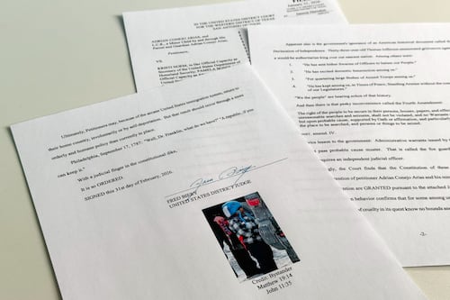 Un juge ordonne aux États-Unis de libérer un enfant de 5 ans et son père placés en détention par l’ICE