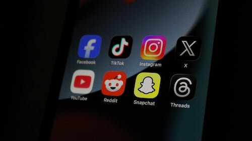 Interdire les réseaux sociaux pour les moins de 16 ans ? Une pétition accumule les signatures