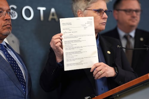 Accusé d’une fusillade à Minneapolis, un agent de l’ICE libéré au Texas après une décision du tribunal