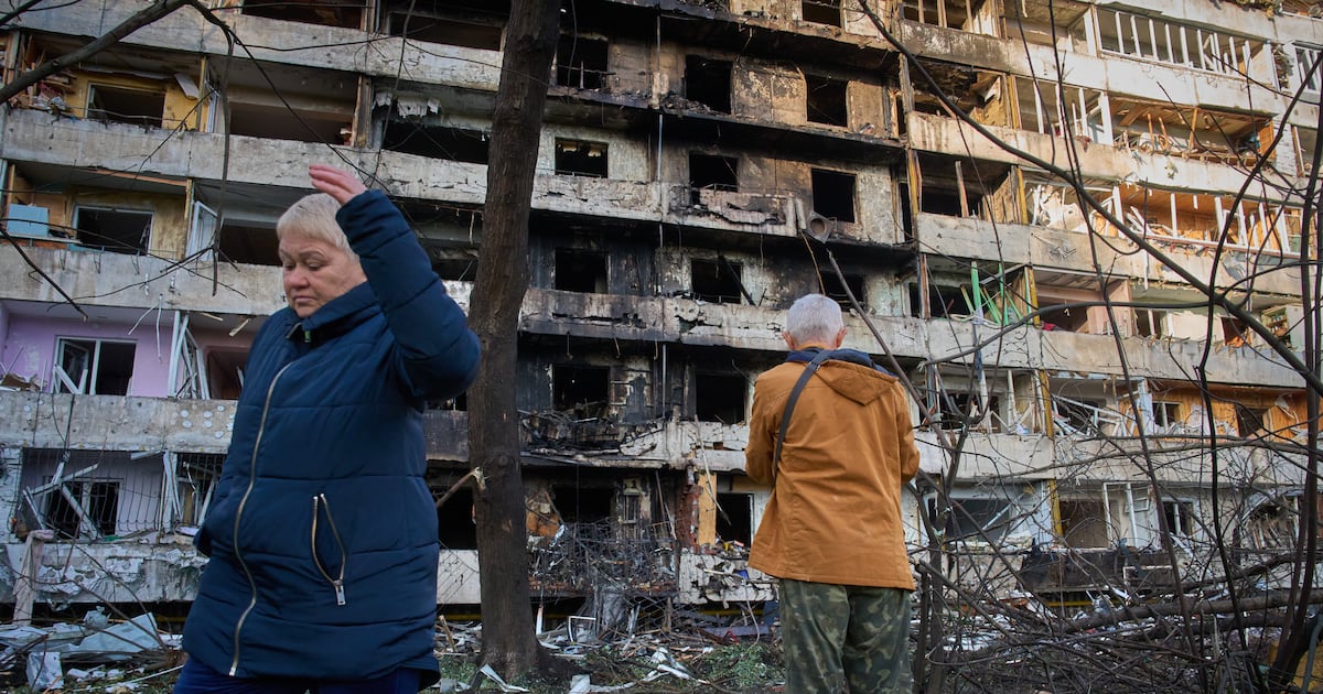 Ukraine : de nouvelles frappes russes font au moins sept morts, Kyiv s'inquiète du soutien américain