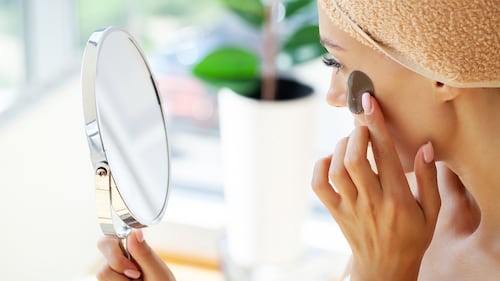 Utiliser moins de cosmétiques fait baisser rapidement la trace de polluants dans le corps