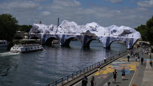 Une installation en forme de grotte prend forme sur le Pont-Neuf, à Paris