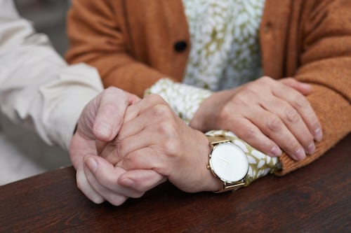 Voici comment parler d’argent avec ses parents avant qu’il ne soit trop tard