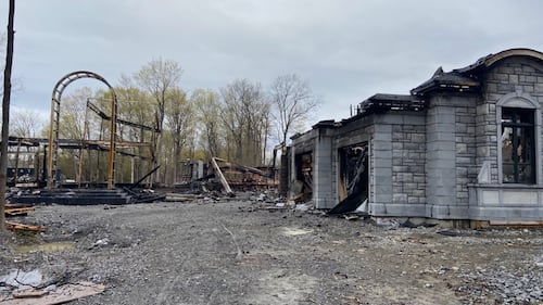 Un deuxième suspect arrêté pour l’incendie du manoir du propriétaire de Pornhub en 2021