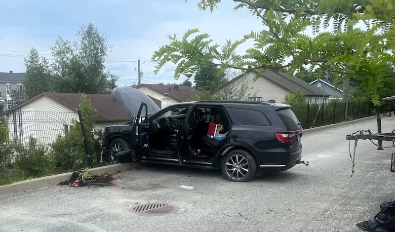 Un homme de 43 ans devra faire face à la justice après avoir été arrêté jeudi à Sherbrooke pour conduite avec les capacités affaiblies par la drogue. L'homme a notamment percuté une clôture avec sa voiture, jeudi 9 juillet 2026.