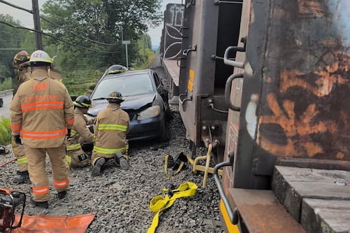 Collision entre une voiture et un train à Sherbrooke: une blessée, enquête en cours