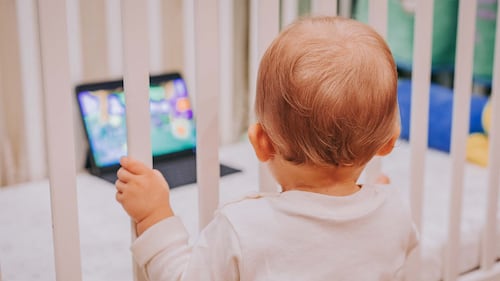 «Préoccupant»: plus de la moitié des enfants de 0 à 4 ans dépassent le temps d’écran recommandé