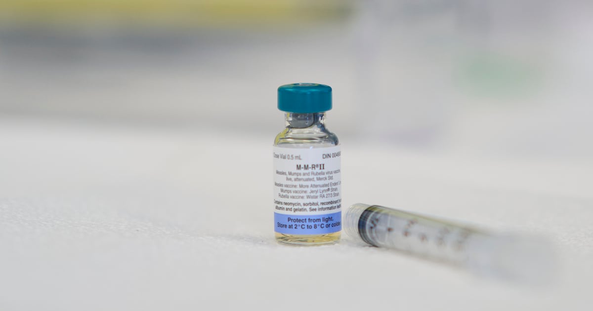 Photo: noovo.info Une dose du vaccin contre la rougeole, les oreillons et la rubéole (ROR) attend le prochain patient lors d'une campagne de