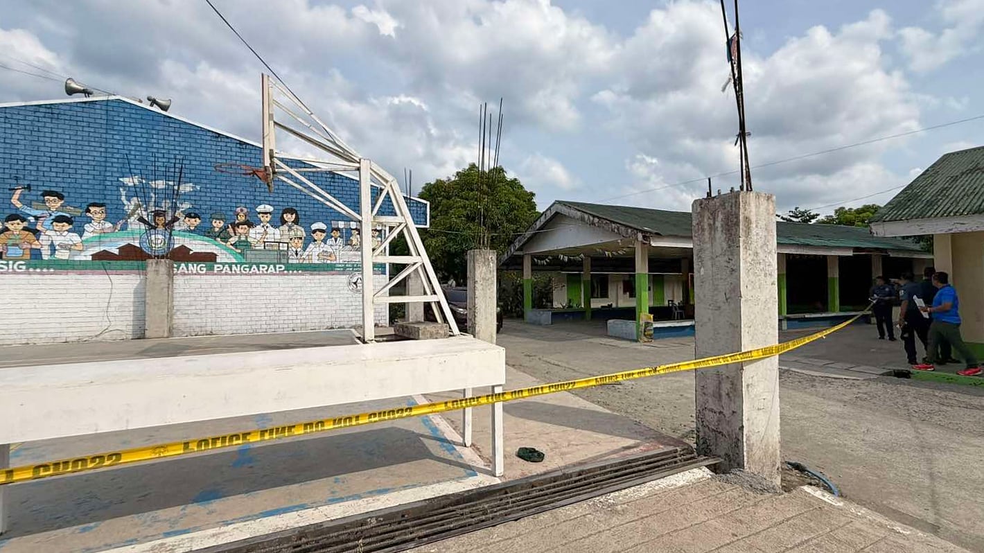 Sur cette photo fournie par le service de police de la ville de Tacloban, des policiers se tiennent devant l'école secondaire nationale San Jose après que le périmètre a été bouclé à la suite d'une fusillade survenue à l'intérieur de l'établissement, à Tacloban, dans le centre des Philippines, le lundi 22 juin 2026.
Sur cette photo fournie par le service de police de la ville de Tacloban, des policiers se tiennent devant l'école secondaire nationale San Jose après que le périmètre a été bouclé à la suite d'une fusillade survenue à l'intérieur de l'établissement, à Tacloban, dans le centre des Philippines, le lundi 22 juin 2026.