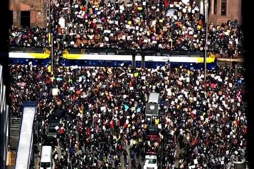 Des milliers de manifestants à Minneapolis contre l’ICE
