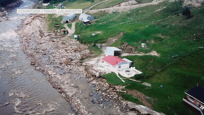 Le journaliste sportif Mikaël Lalancette a aussi vécu le déluge du Saguenay de très près alors qu’il a notamment vu sa maison être détruite. Mikaël avait alors 10 ans.