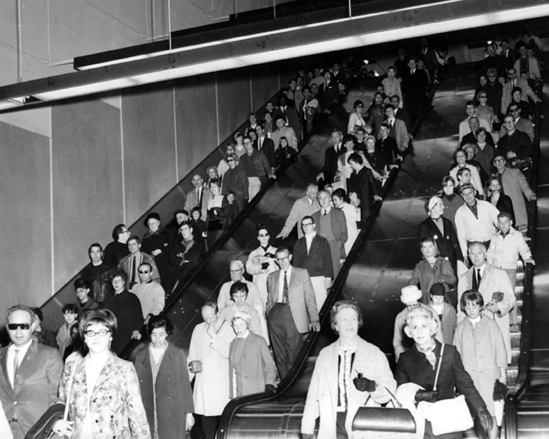 Des gens accèdent au métro de Montréal dans le but de se rendre à l'Expo 1967.