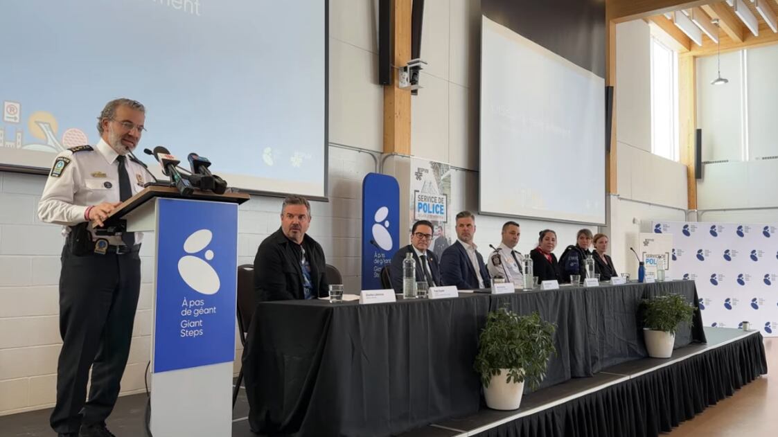 Fady Dagher, le directeur du SPVM et divers intervenants lancent le projet pilote AutSecours, mercredi 28 janvier 2026.