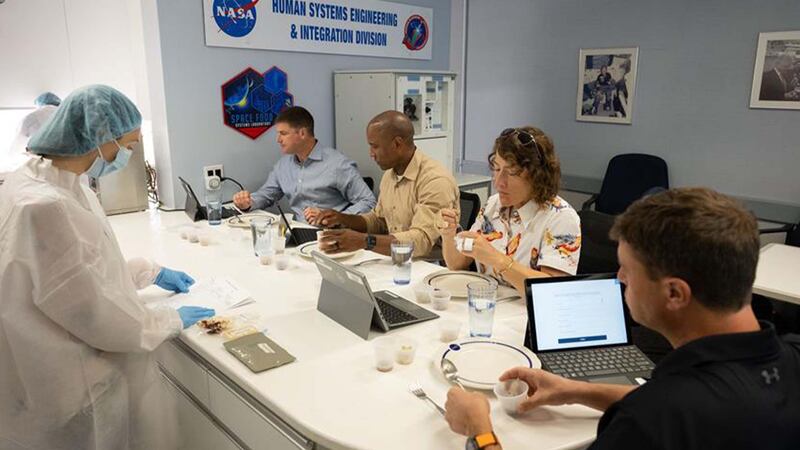 L'astronaute de l'ASC Jeremy Hansen et les astronautes de la NASA Victor Glover, Christina Koch et Reid Wiseman ont goûté à des plats et collations prévus pour leur mission lunaire et les ont évalués.