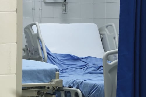 Un octogénaire meurt après trois visites consécutives à l'hôpital