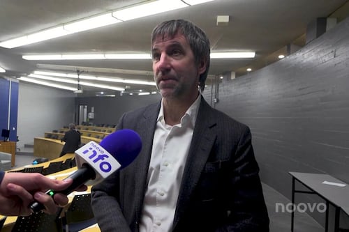 Steven Guilbeault discute d’enjeux environnement avec des étudiants de Jonquière