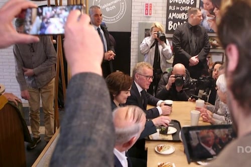 Un premier bain de foule à Trois-Rivières pour la première ministre désignée, Christine Fréchette