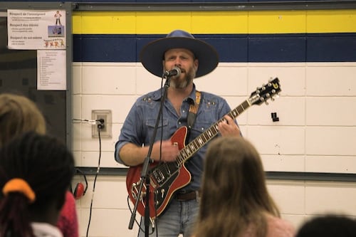 Le Festif! à l'école: Bleu jeans bleu à l'école primaire du Saint-Esprit