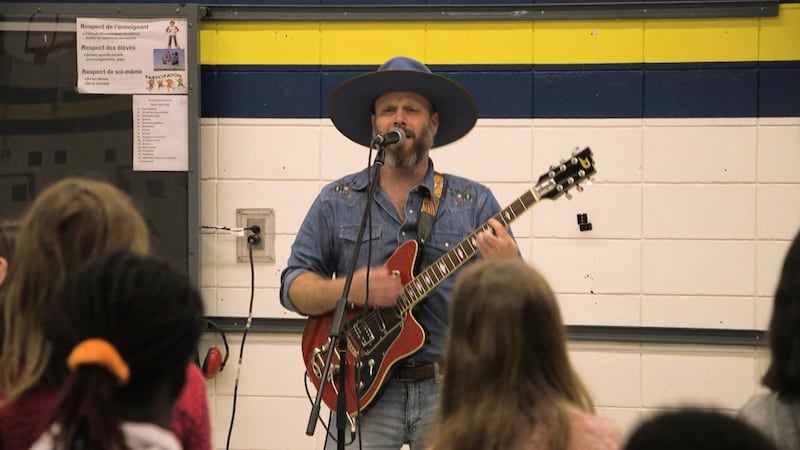 Le Festif! à l'école: Bleu jeans bleu à l'école primaire du Saint-Esprit