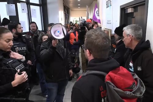 «Le communautaire à boutte»: manifestation devant les bureaux de Jean Boulet
