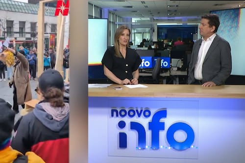 Le groupe Alliance ouvrière utilise une fausse guillotine lors d’une manifestation