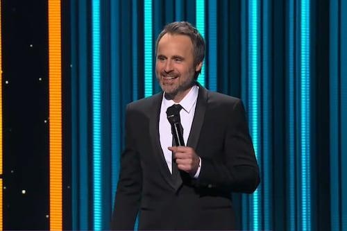 Louis-José Houde part en tournée avec son nouveau spectacle en hommage à sa mère