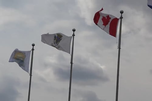 Lever du drapeau pour la Nation W8banaki à l'Université de Sherbrooke