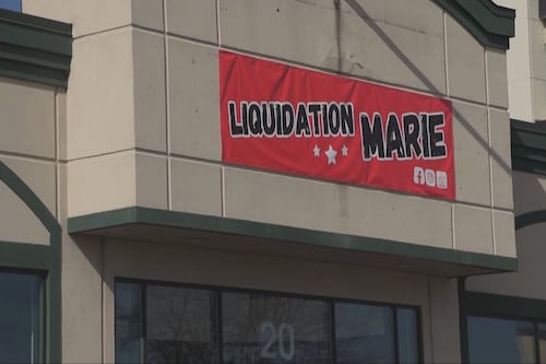 Une foule pour l’ouverture de Liquidation Marie à Granby