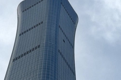 Des dommages visibles après qu’un petit avion aurait percuté le principal gratte-ciel de Pékin