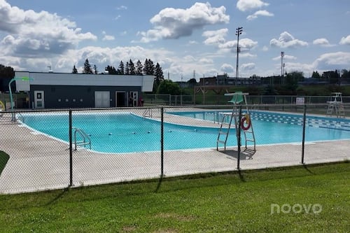 Des citoyennes dénoncent l’état de la piscine du parc Alcide-Reid