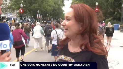 L'étoile montante du country canadien Allison Daniels en prestation au FEQ