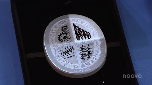 Un médaillon pour commémorer le 100e anniversaire d'Arvida
