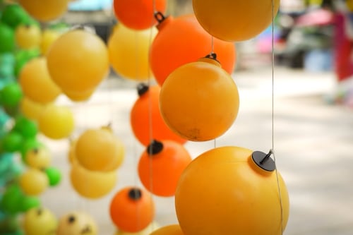 Les boules colorées reviennent dans le Village à Montréal