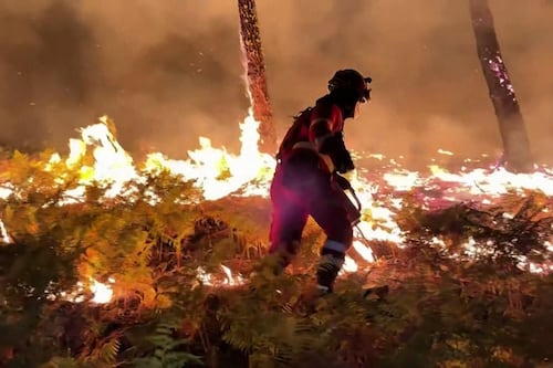 Les pompiers espagnols interviennent sur un incendie dans l'ouest du pays