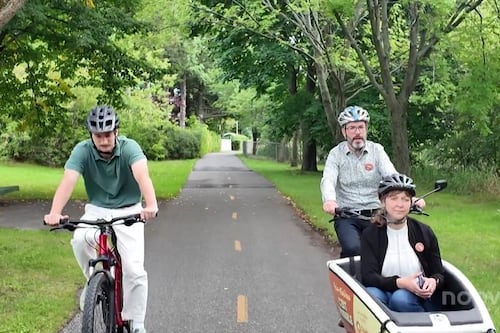 Steven Roy Cullen de QS va à la rencontre des électeurs à vélo